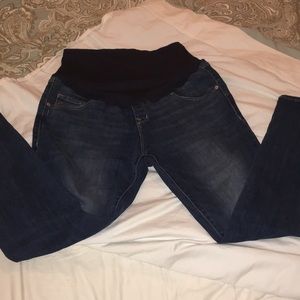 NWOT. Old navy maternity jeans.